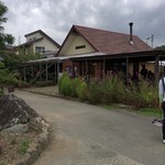 手打ち麺処 ごんべえ - 手前はパン屋、奥がうどん店