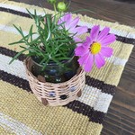 手打ち麺処 ごんべえ - テーブル上のコスモス