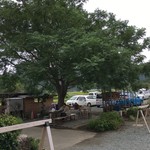 手打ち麺処 ごんべえ - 大きなセンダンの木の下にもテーブルがあります