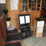 手打ち麺処 ごんべえ - 店の入口外には待ちの椅子も並んでいます