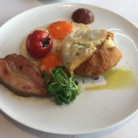 TWO ROOMS - ★7　国内鶏卵　目玉焼き　スマッシュポテトコロッケ　グリルした「ホワイトスモーク」ベーコン