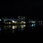 味 三秀 - ここでは室見川の夜景を見ながらとり市のお料理をイス席でお気軽に楽しむ事が出来ますよ