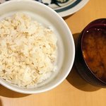 Tonkatsu Hamakatsu - 「麦ごはん・赤みそ・千切りキャベツ」。