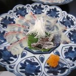味 三秀 - お刺身は鯛の薄切りです・・・・河豚の薄切りは良くお目にかかりますが珍しい鯛の薄切りでした