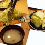 Tonkatsu Hamakatsu - キャベツは千切りと角切り両方、味噌汁も白みそまで。