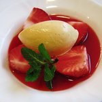 食楽館 - いちごの赤いスープ仕立て極上バニラアイスクリーム添え