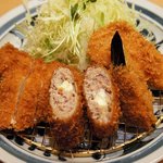 とんかつ濵かつ - “盛り合わせかつ定食”(924円)。