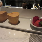 エル ブランシュ - 100ｇのフォアグラ　苺のソテーと共に　火入れ前２