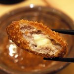 Tonkatsu Hamakatsu - オランダ産チーズをあら挽きミンチ豚で巻いた「オランダかつ」。