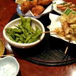 Ryoushi Dainingu Mangetsu - 磯部揚げ、枝豆、ハム。コース後半で枝豆が出るのは珍しい。