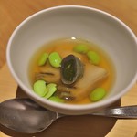 Point - 茶豆とアワビのコンソメロヤイヤル。深みある味は中多シェフの人間そのもの。