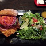 Red Robin Gourmet Burgers and Brews - Madlove Burgerとサラダ♪