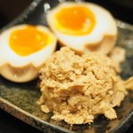 舎鈴 - 得製つけめん 960円 の豚ほぐし、味玉