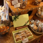 オークウッド - 焼菓子棚