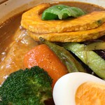 スープカレーのハンジロー - 骨付きチキンと彩り野菜のスープカレー
