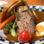 スープカレーのハンジロー - 香味豚のローストと彩り野菜のスープカレー