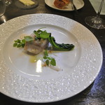 アキヒサ ハンダ - 積丹産イナダのミ・キュイ　シェリー・ヴィネガーを乳化させたソース