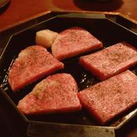 三嶋亭 本店 - オイル焼きを焼いているところ...