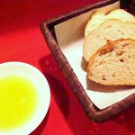 UNA GIORNATA - サクサクのパンはオリーブオイルで