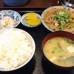 かつ美食堂 - ホルモン定食（中・中）　930円
