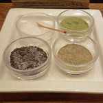 天ぷら新宿つな八 - 岩塩、山葵塩、ゆかり塩など塩四種
