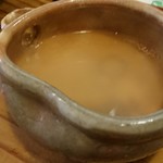 赤間茶屋 あ三五 - 蕎麦湯。開店と同時に訪問したので、まだ濃くないとのこと。正直なご主人のコメント。