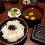 串揚処　十二ヶ月 - ごはん、赤だし、漬物