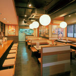 むつみ屋 - カウンター席１０席、テーブル席４名×５卓。BGMはジャズが流れています♪