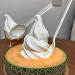 やおきゅう - ハーフカットの生メロンソフト