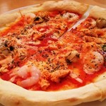 川崎海老バル - むき海老とスモークサーモンのピッツァ