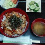 川本 - とり丼　サラダ・味噌汁・漬け物付き