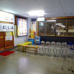 たくさんの椅子が昼間の混雑ぶりを物語ってます