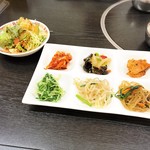 Uotani Kimuchi No Gohan Yasan - 白菜キムチ、八宝菜、もやしナムル、水菜ナムル、チヂミ、チャプチェ、サラダ