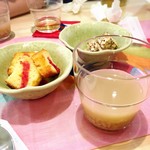魚谷キムチのごはんやさん - 食後のデザートとドリンク
      デザートは雑穀のお菓子とカステラ
      ドリンクはシッケ(韓国の甘酒)
      先日は、ゆずジュース、なつめジュースでした(*^^*)