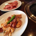 平城園 - ホルモン盛り合わせ・上カルビ