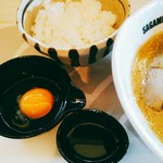 Sagamihara 欅 - 玉子はおがわのたまごとして相模原市の食いしん坊には割と知られる小川和雄養鶏場(市内田名)のもの。出汁醤油は若しかしたら井上醤油のもの？らーめんたれの味噌と醤油は井上醤油(市内大島)のもの。