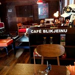 カフェー ブリキイヌ - お洒落な2階席  天窓から光が入っています