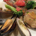イルチンギアーレ - 本日の鮮魚のアクアパッツァ；大ぶりな貝も