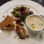 グリーンサラダと本日の３種類のミニ前菜盛り合わせ