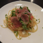 スペイン産イベリコ豚生ハムとルッコラのガーリックソース