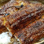 川安 - 皮もパリッとしていて、しっかりと上質の脂も乗った鰻で、これは美味しい～♪