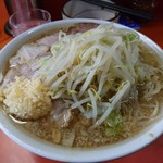 ラーメン二郎 - 小豚。二郎としては美しい盛りつけだが、この日はスープも豚も不出来