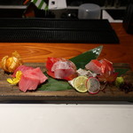 kamakurawashokukusunoki - 生まぐろ、むつ、太刀魚炙り、金目鯛の盛合わせ