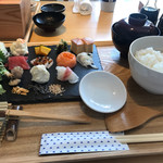 にぎり座 - すし飯と具材と味噌汁がついてます。
      手前のハケはお醤油を塗るのに使いました。