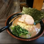 横浜家系らーめん 武術家 - 平成29年９月28日再訪問デフォルトラーメン680円(税込)