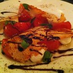 ソース - カプレーゼ。パリパリのチーズ煎餅も◎