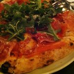 ソース - ピザ旨いけど、二人だとこれでお腹いっぱい！