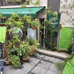 ディーク - 緑の多い、この界隈ではひときわ目立つ店ですよ