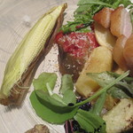 エノテカ・オルモ・デル・カウカソ - じゃが芋、茄子、トマト、ヤングコーン