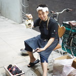 傳 - 炭をおこす長谷川さん